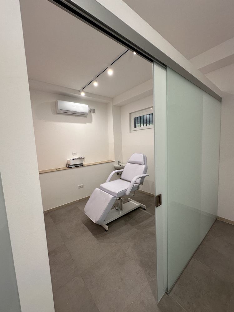 Cabina con porta scorrevole in vetro e lettino