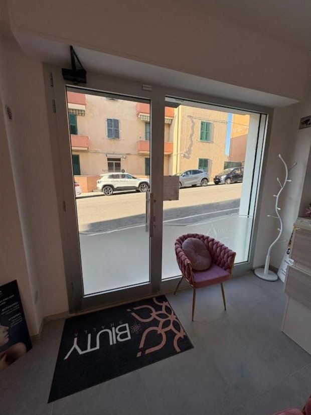 Interno dell'ingresso con poltroncina rosa