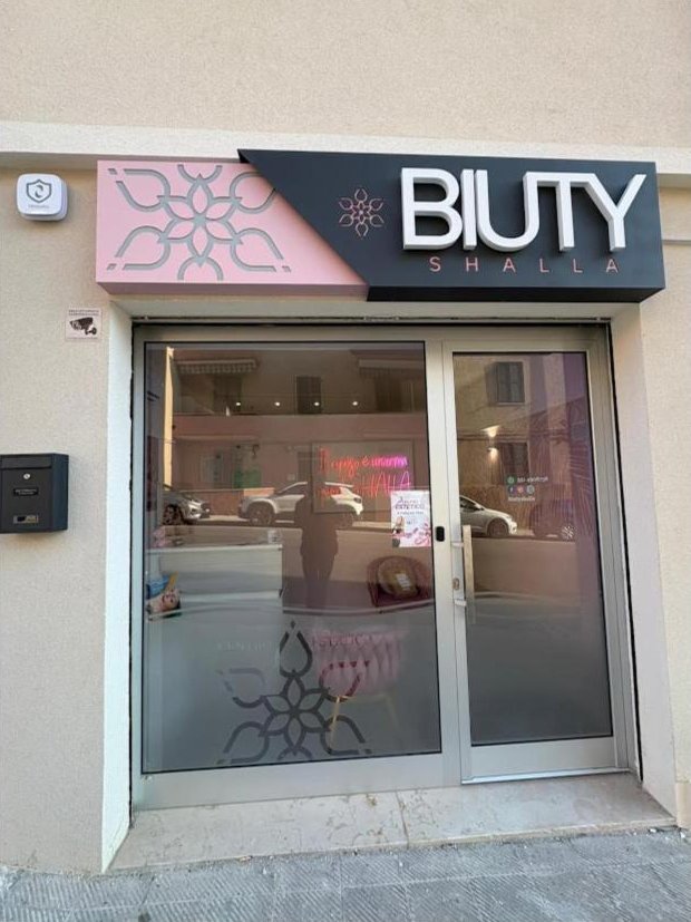 Ingresso del centro estetico con l'insegna BiutyShalla