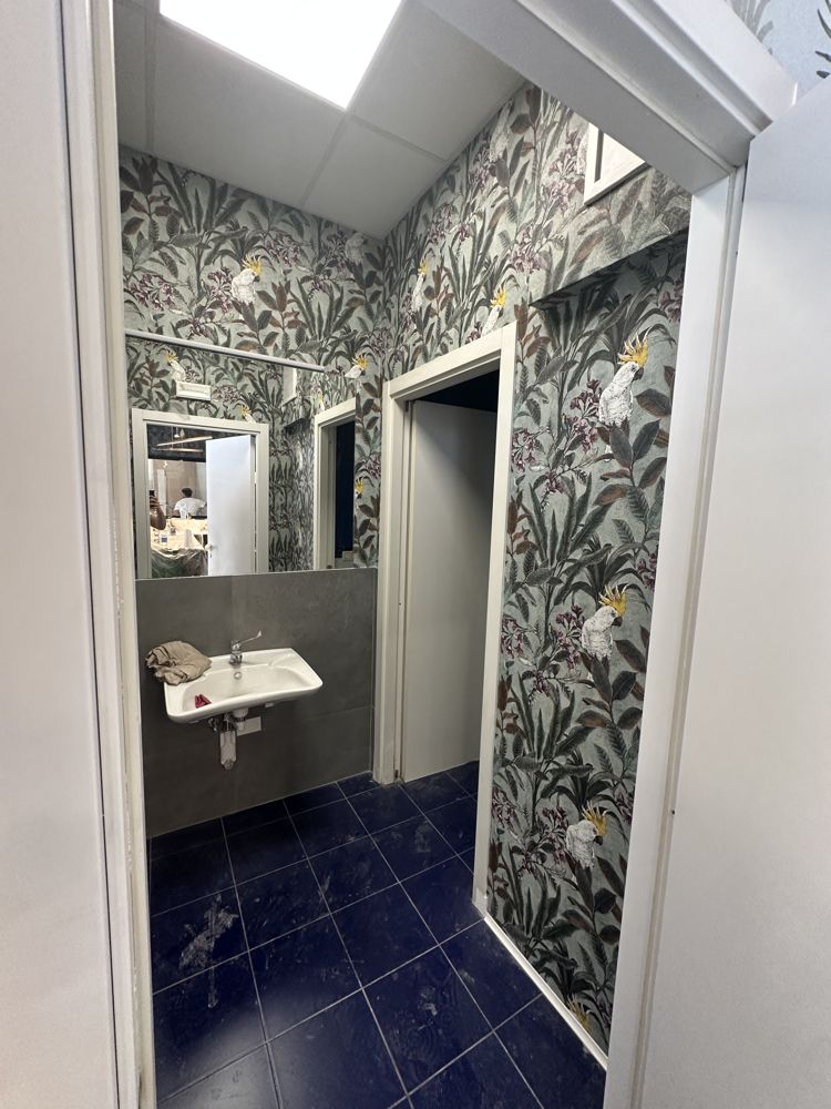 Antibagno con carta da parati tropicale